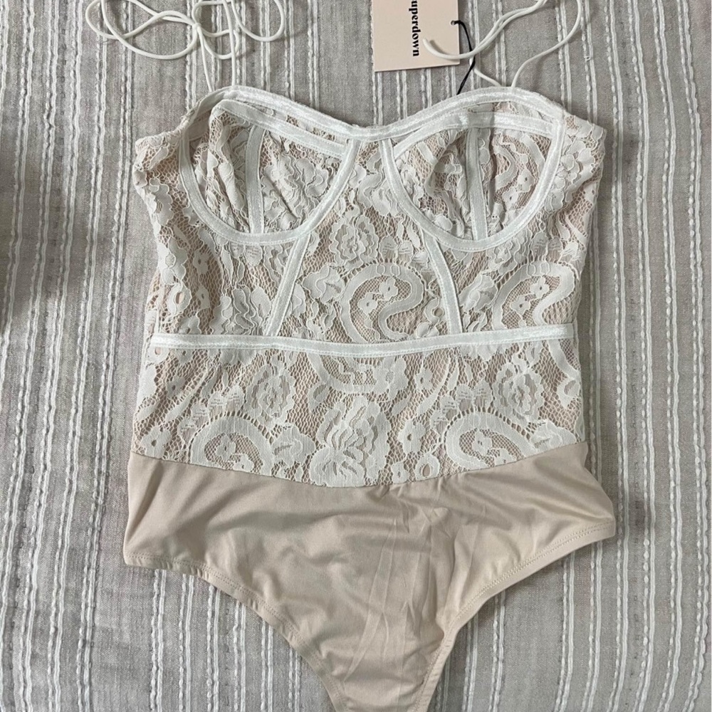 Superdown Revolve Lace Bodysuit - Cream and Nude